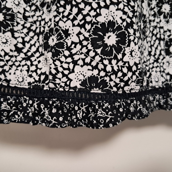 Large black and white skirt from At Last & Company - Picture 2 of 6